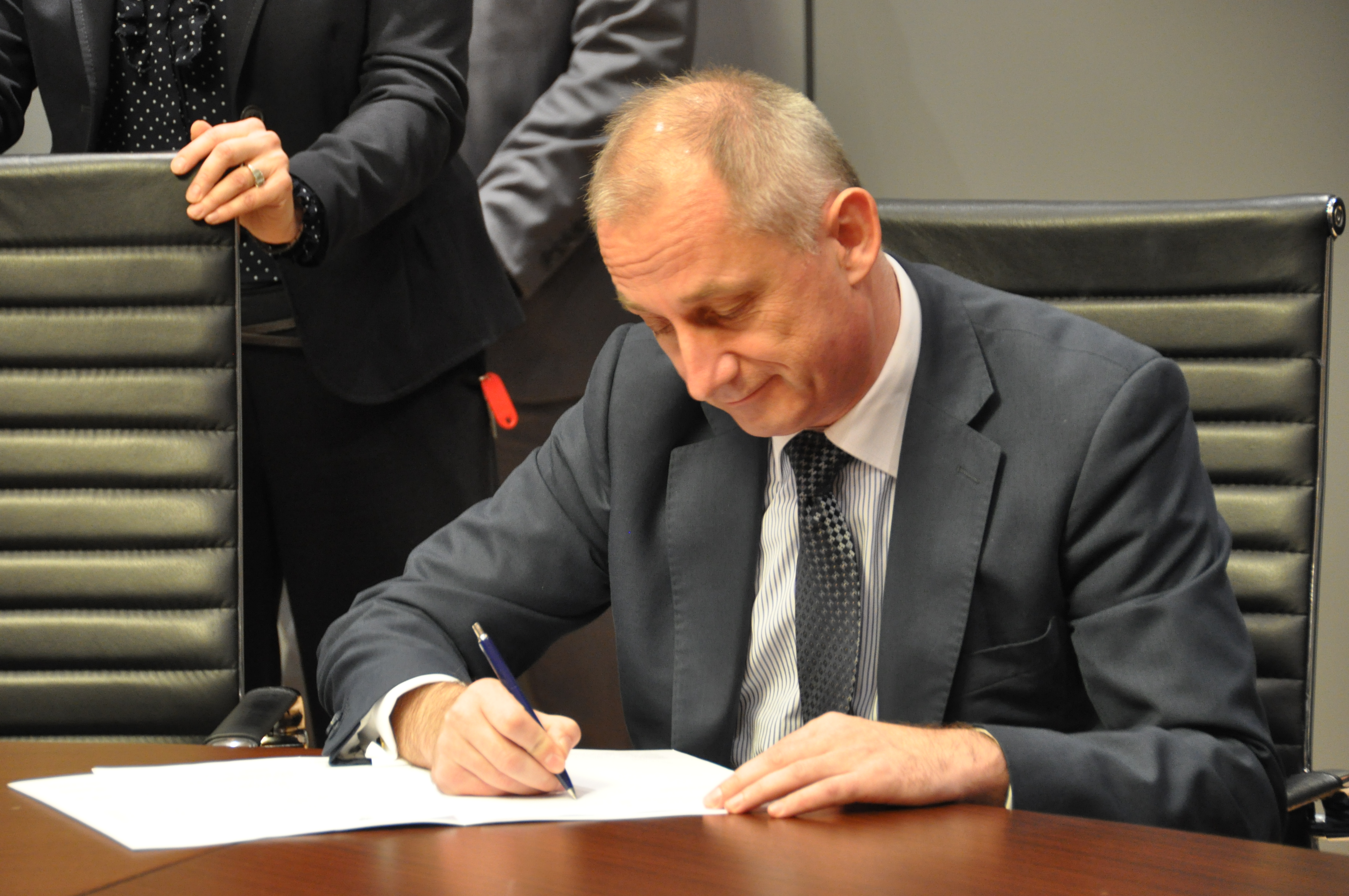 Pan Sławomir Neumann, Sekretarz Stanu w Ministerstwie Zdrowia podpisuje porozumienie w sprawie systemu realizacji Programu Wiedza Edukacja Rozw&oacute;j