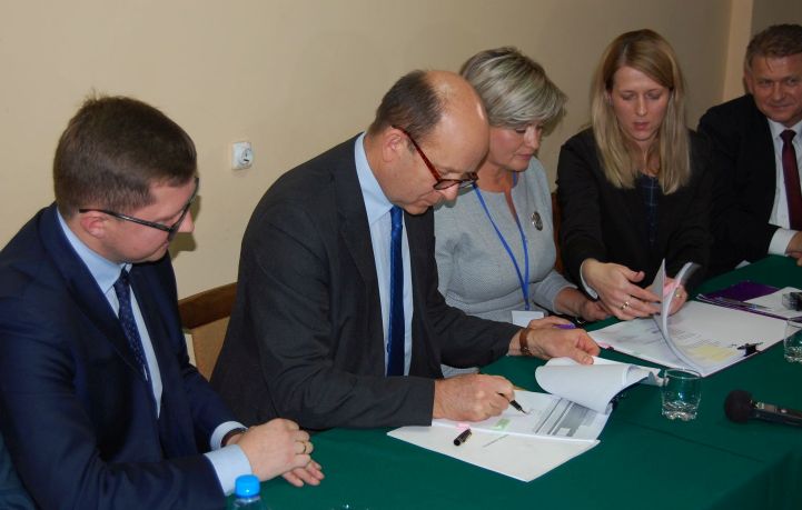 Na zdjęciu Minister Konstanty Radziwiłł podpisujący umowę o dofinansowanie